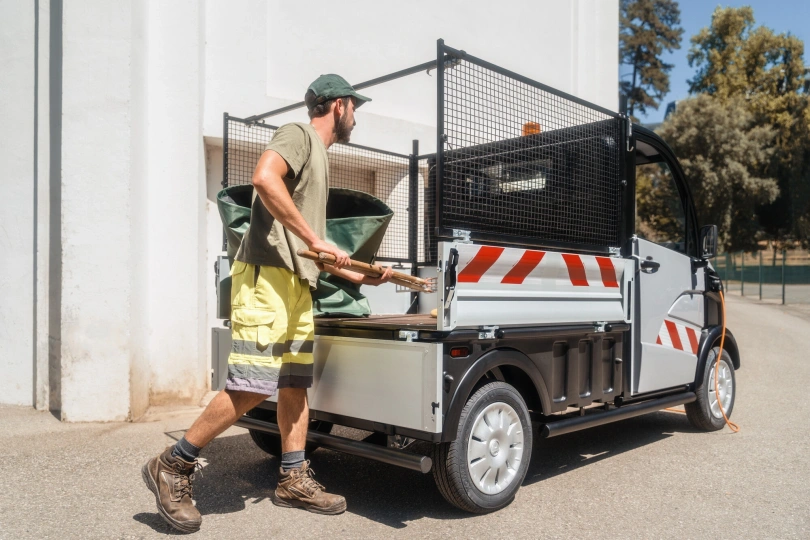 AIXAM Mopedbil eTruck E-truck plateau ridelles 2.jpg